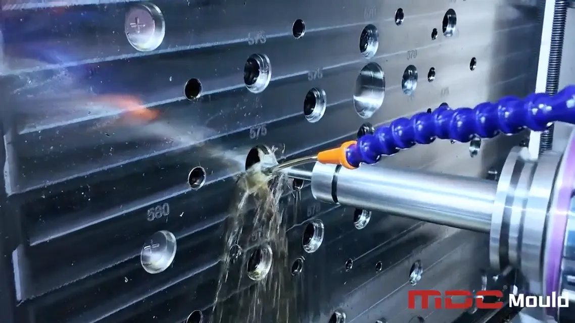 La Precisión Comienza Desde Dentro: El Papel del Taladrado de Agujeros Profundos en la Fabricación de Moldes